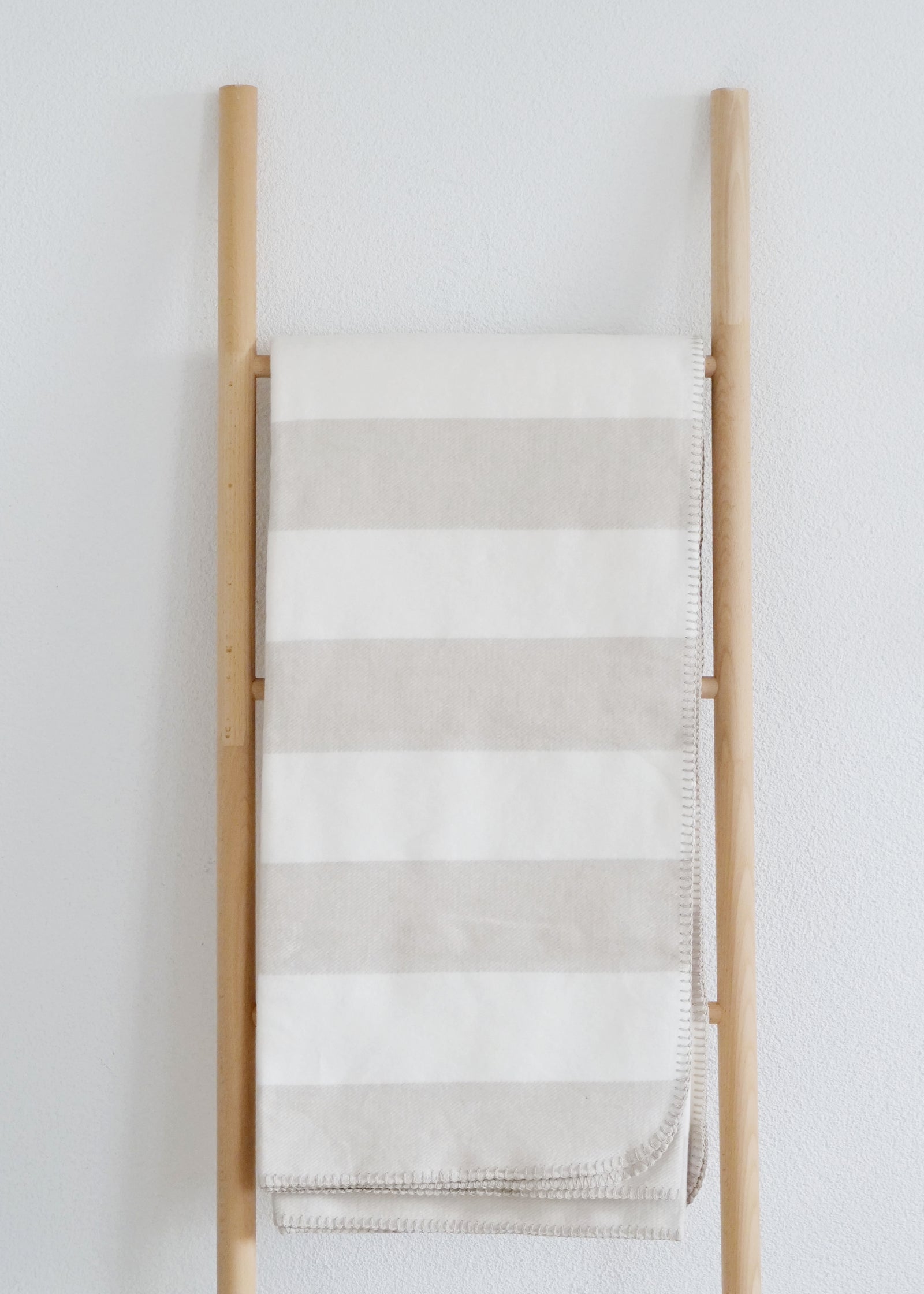 Decke in hellgrau-weißen lockstreifen af Dekoleiter