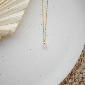 Detailansicht Kette gold mit Rosenquarzanhänger