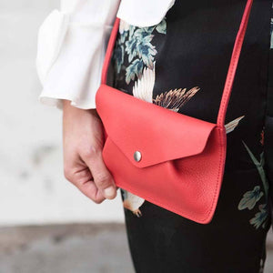 rote, kleine umhängetasche von keecie, tagefoto