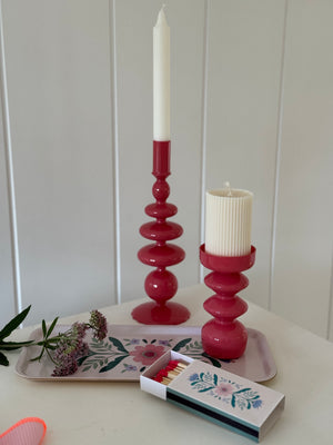 rote glaskerzenhalter von vivi au schmalem blumentablett 