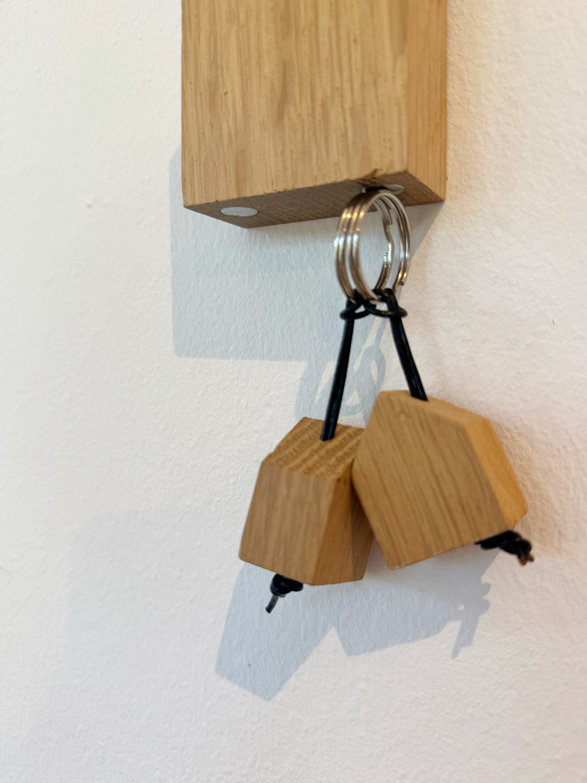 Zwei Schlüsselanhänger in Hausform