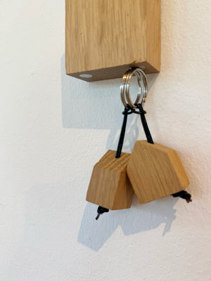 Zwei Schlüsselanhänger in Hausform
