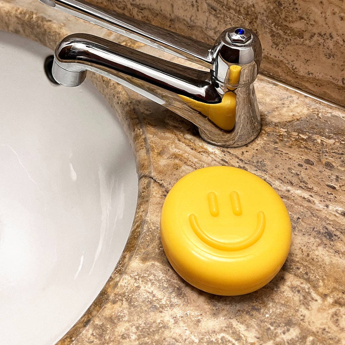 gelbe smiley seife neben Waschbecken