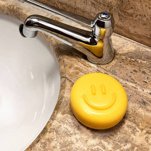 gelbe smiley seife neben Waschbecken