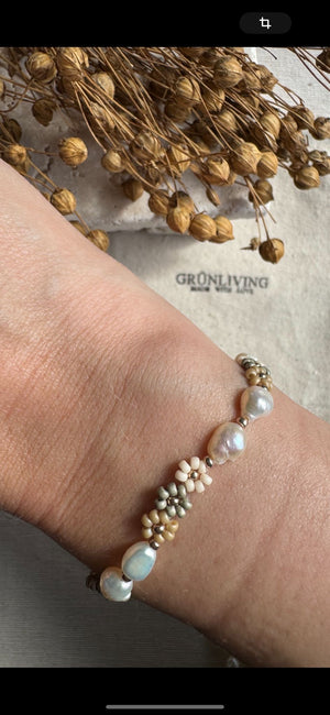 Handgelenk mit perlenarmband von grünliving
