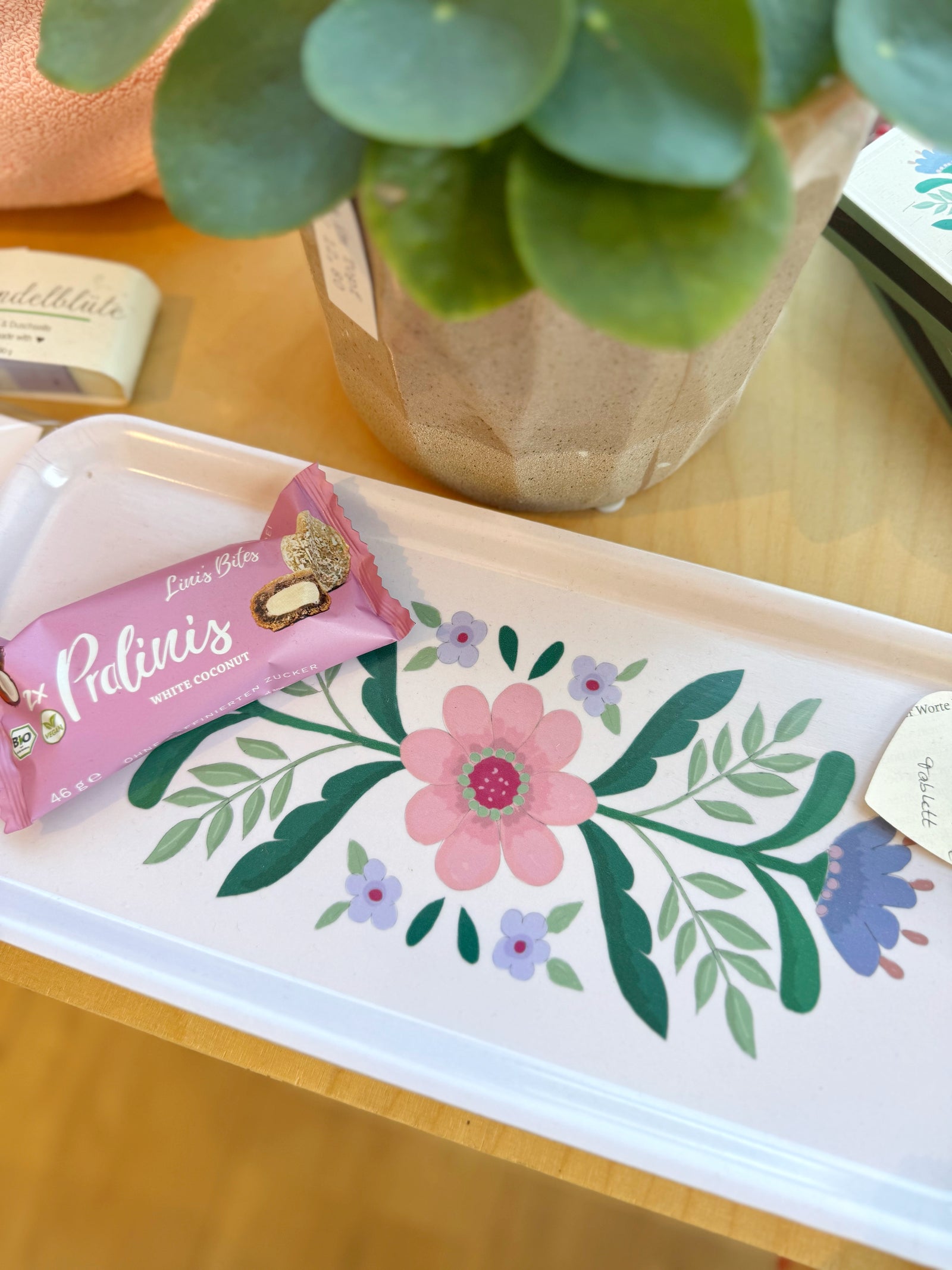 zwei glas kerzenhalter mit blumentablett auf küchentisch