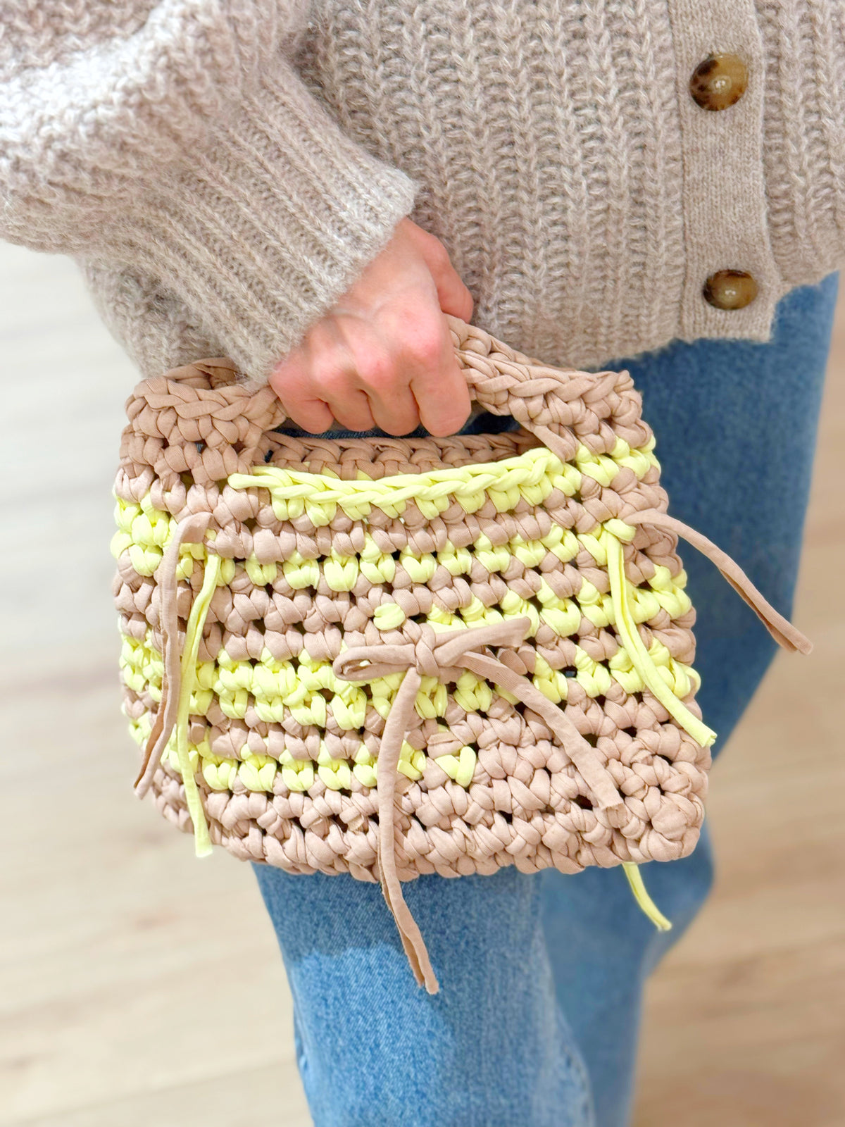 tragefoto: fertge tasche gehäkelt in gelb beige