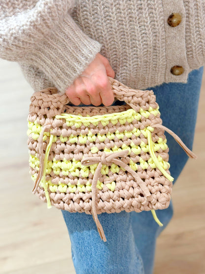 tragefoto: fertge tasche gehäkelt in gelb beige