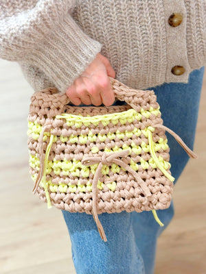tragefoto: fertge tasche gehäkelt in gelb beige