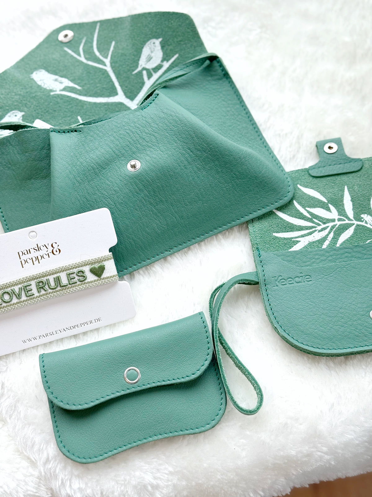 grüne Handtasche und zwei Portemonnaies mit Siebdruck und passendem gewebtem Armband 