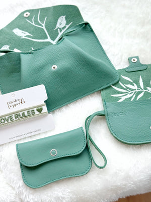 grüne Handtasche und zwei Portemonnaies mit Siebdruck und passendem gewebtem Armband 