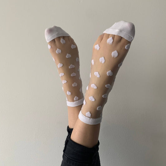 Tüllsocken mit weißen herzen an zwei fußen