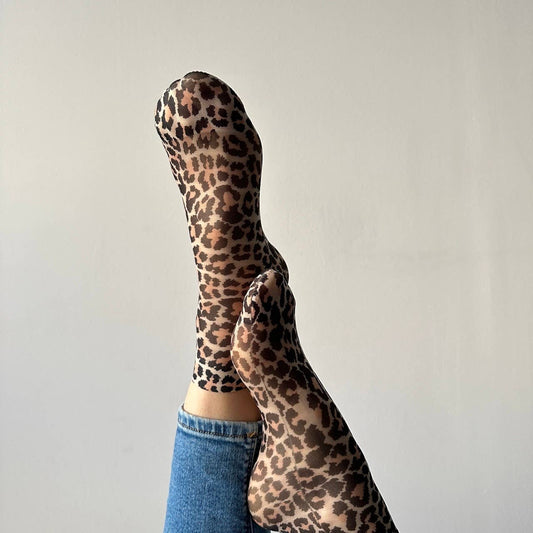 zwei Füsse in dünnen Leo Tüllsocken von zockelte