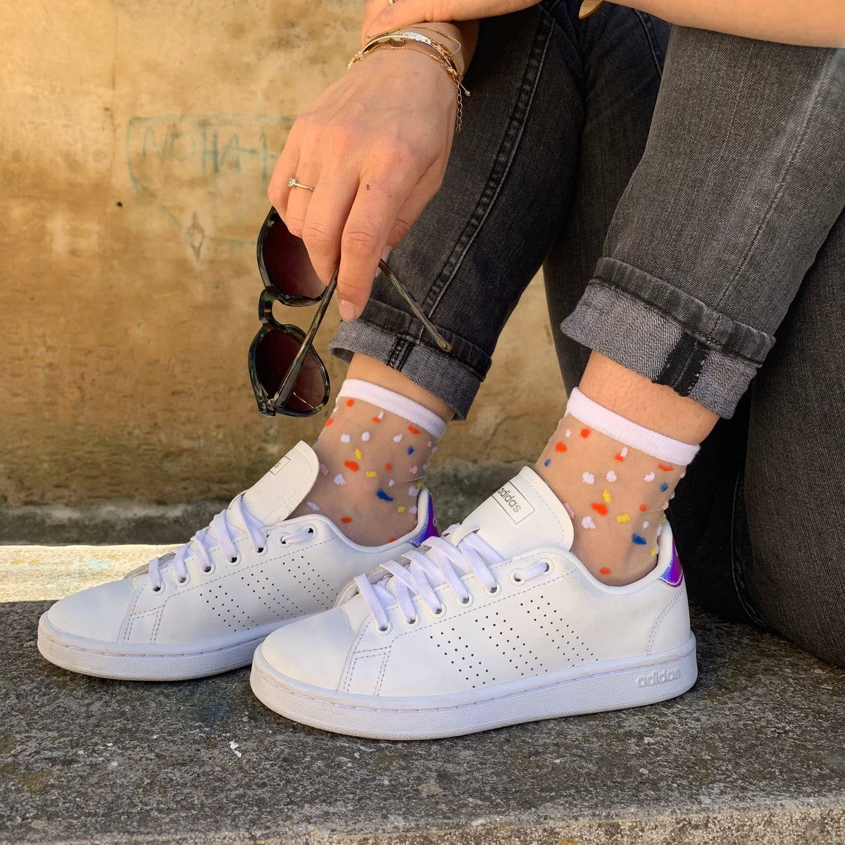 Tragefotos mit Konfettisocken von sockette in weißen sneakern