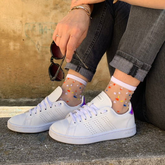 Tragefotos mit Konfettisocken von sockette in weißen sneakern