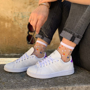 Tragefotos mit Konfettisocken von sockette in weißen sneakern