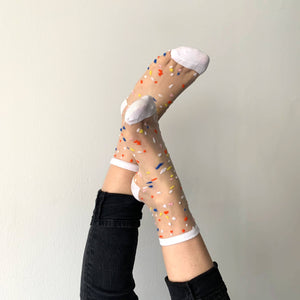 zwei fuße mit bunten Tüll Konfetti Socken von zockelte