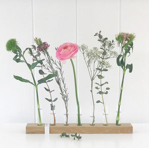 Blumendisplay "Blumenwiese" mit sieben herausnehmbaren Gläsern von Stadtrandstil. Dekoriert mit frischen Blumen in grün und rosé