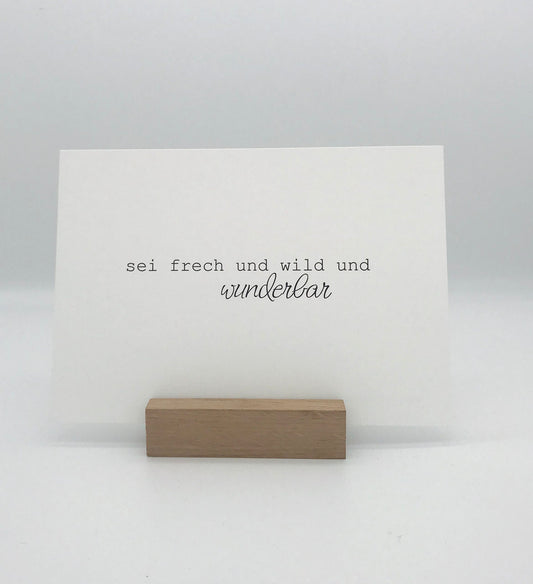 Postkarte "wild frech wunderbar" von Stadtrandstil handmade im mini kartenhalter aus Eiche