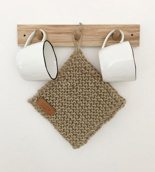 Hakenleiste aus Eiche mit drei Haken, an denen zwei weiße Tassen und einem Untersetzer aus Jute hängen
