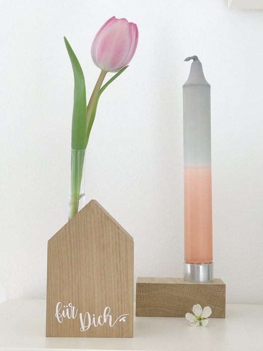 Kleines Blumenhaus mit einer rosafarbenen Tulpe dekoriert und dem weißen Schriftzuf "für Dich. Dahinter der schlichte Kerzenhalter aus Eiche mit Dipdye Kerze in lachs-grau