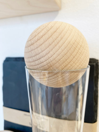 Detailansicht Verschluß einer Glaskaraffe: Kugel aus Zirbenholz