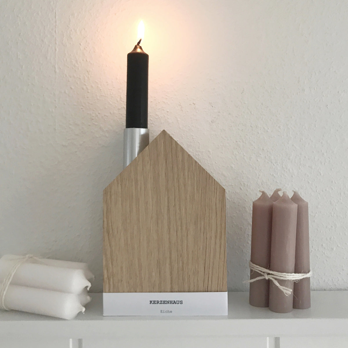 Naturbelassenes Kerzenhaus aus Eichenholz mit Alu Schornsein passend für handelsübliche Kerzen neben gebündelten Kerzen