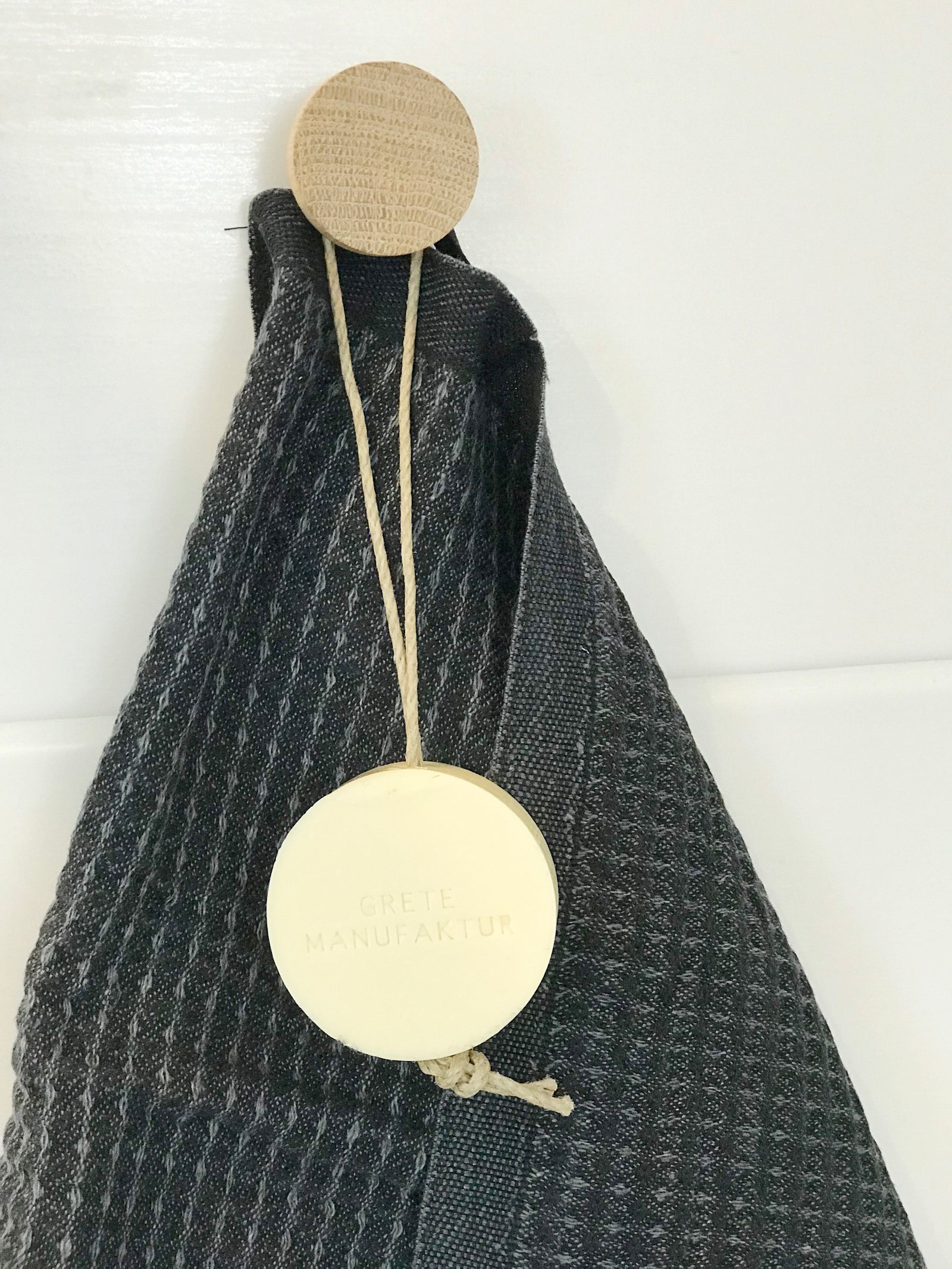 Schwarz-weißes Architektur Poster mit Posterleiste und Halterung/ Pin von Stadtrandstil