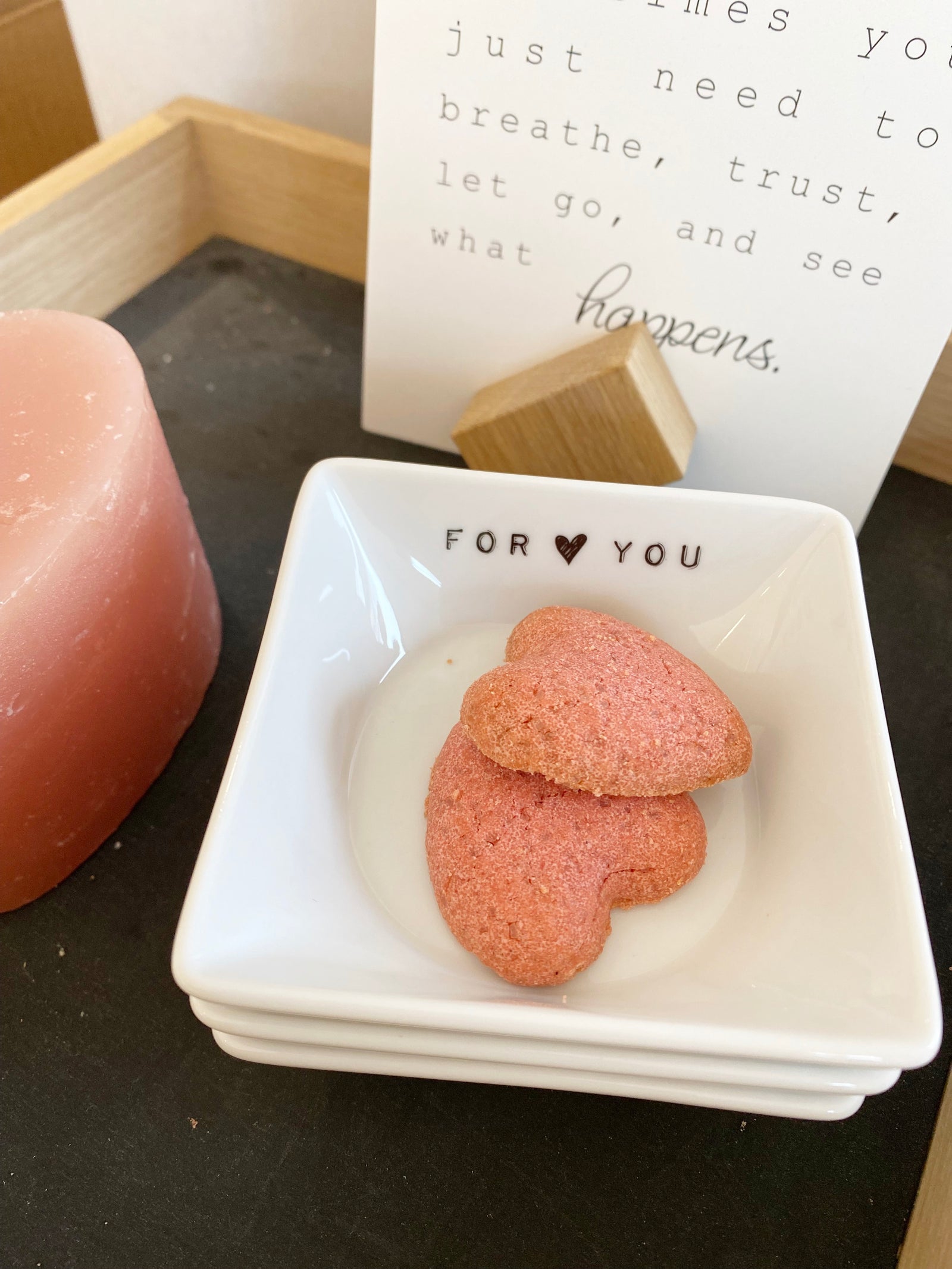 weiße Porzellan Mini Schalen mit aufgedrucktem Herz und den Worten "for you  in Küchenregal