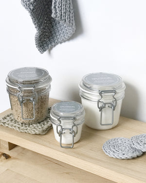 Detailansicht eines Eichentabletts von stadtrandstil handmade, auf dem drei Gläser mit Bügelverschluss stehen und mehrere kleine Gehäkelten Untersetzer. Ein natürliches Bad Ambiente